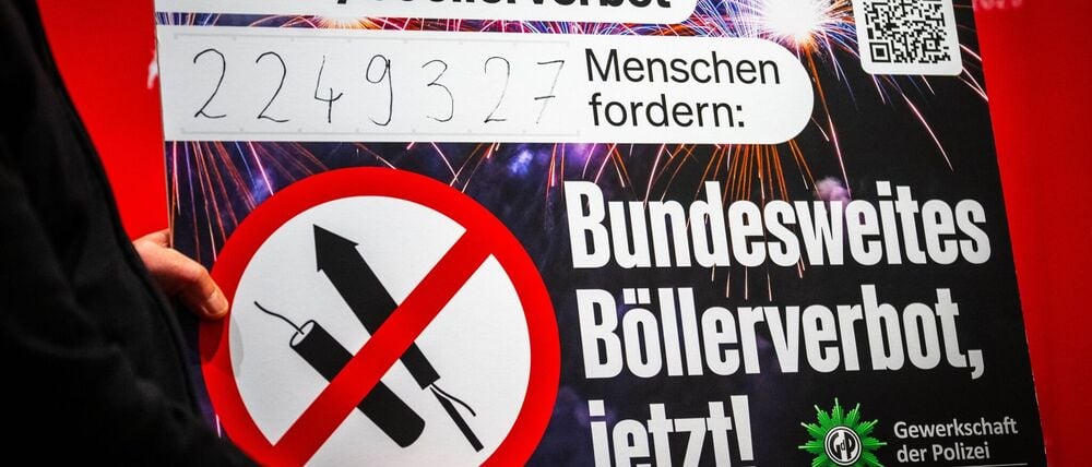 Die Gewerkschaft der Polizei Berlin hat eine Petition für ein Böllerverbot an den Vorsitzenden der Innenministerkonferenz Ulrich Mäurer (SPD) übergeben.
