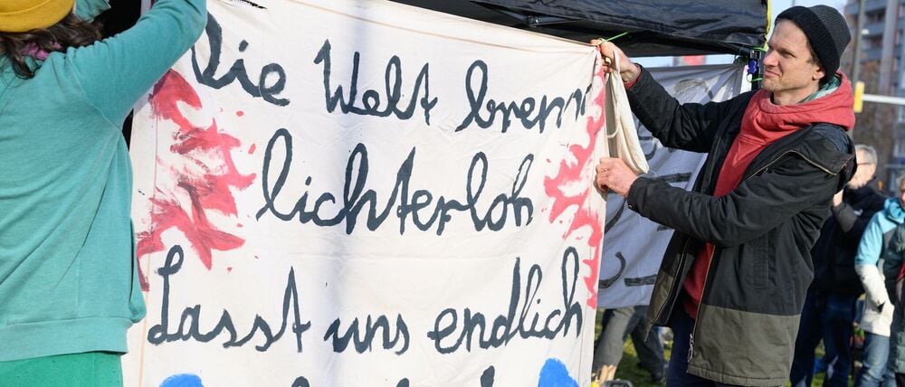 Vor dem Amtsgericht in Cottbus protestierten rund 20 Aktivisten.