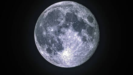 Der Erdmond kurz nach Vollmond.