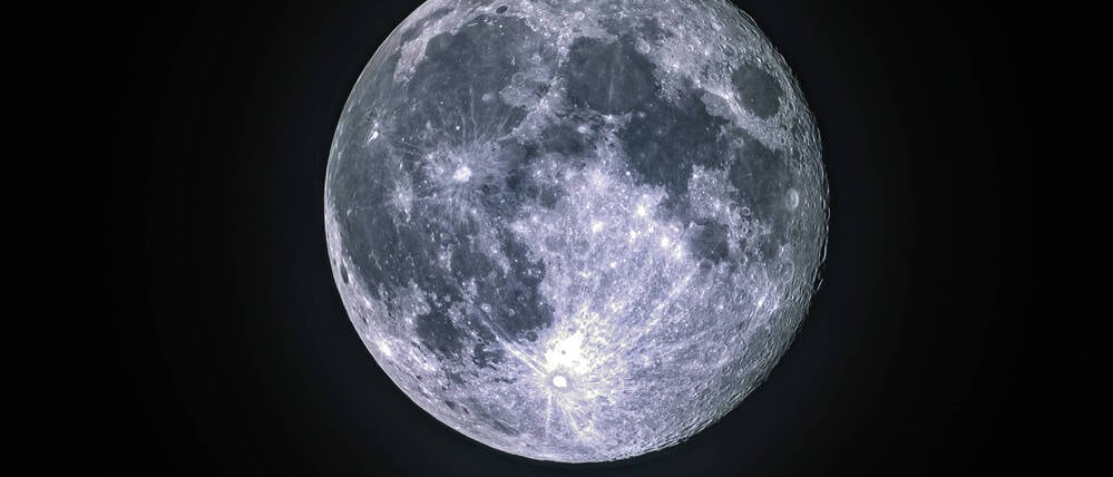 Der Erdmond kurz nach Vollmond.