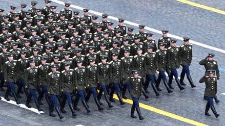 Soldaten der russischen Armee marschieren während der jährlichen Militärparade zum Tag des Sieges am 9. Mai 2025 in Moskau, Russland, am Tribünenstand vorbei (Symbolbild).