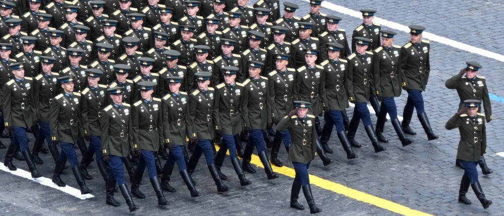 Soldaten der russischen Armee marschieren während der jährlichen Militärparade zum Tag des Sieges am 9. Mai 2025 in Moskau, Russland, am Tribünenstand vorbei (Symbolbild).