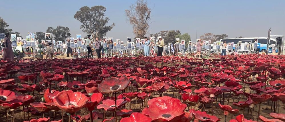 Metallener Klatschmohn in Gedenken an die Toten beim Nova-Festival.