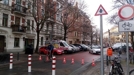 Die neue Absperrung in der Fahrradstraße Stargarder Straße in Prenzlauer Berg.