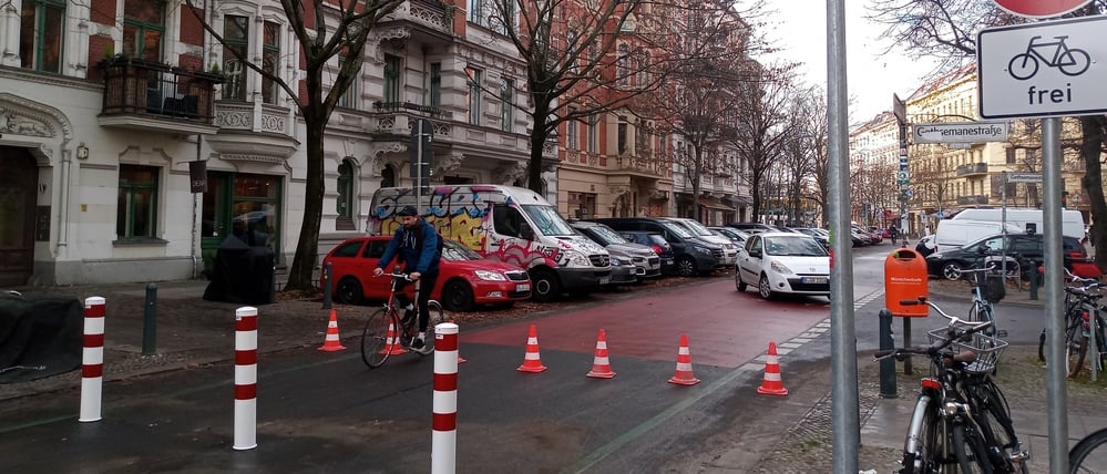 Die neue Absperrung in der Fahrradstraße Stargarder Straße in Prenzlauer Berg.