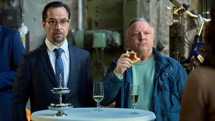 Prof. Karl Friedrich Boerne (Jan Josef Liefers, l.) und Kommissar Frank Thiel (Axel Prahl,).