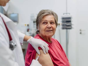 Eine ältere Dame bei einem Arztbesuch (Symbolbild).