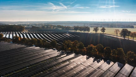 Blick auf den Solarpark in Falkenhagen, in der Nachbargemeinde drehen Windräder für das Hybridkraftwerk.