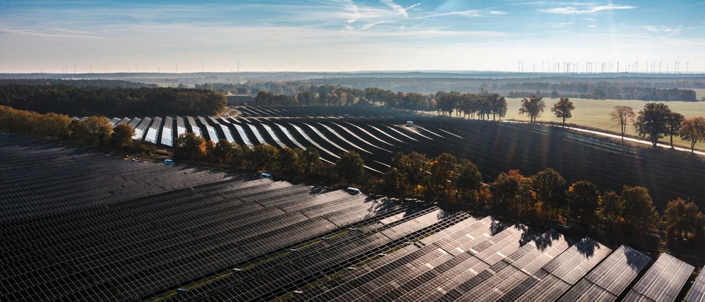 Blick auf den Solarpark in Falkenhagen, in der Nachbargemeinde drehen Windräder für das Hybridkraftwerk.