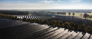 Blick auf den Solarpark in Falkenhagen, in der Nachbargemeinde drehen Windräder für das Hybridkraftwerk.