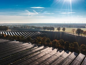 Blick auf den Solarpark in Falkenhagen, in der Nachbargemeinde drehen Windräder für das Hybridkraftwerk.