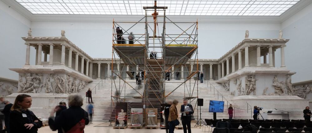 Der Pergamonaltar im Pergamonmuseum soll im Frühjahr 2027 wieder zugänglich sein.