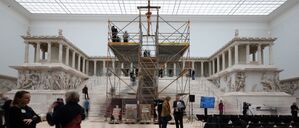 Der Pergamonaltar im Pergamonmuseum soll im Frühjahr 2027 wieder zugänglich sein.