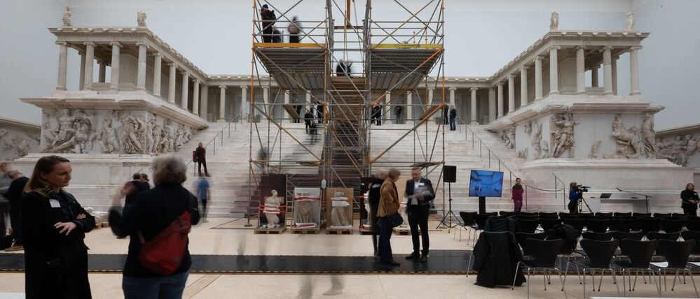 Ein Baugerüst als Aussichtsplattform: Blick auf den Pergamonaltar mit Flaschenzug.