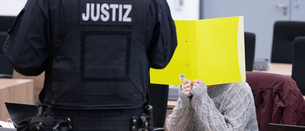 Susann E. sitzt vor Prozessbeginn im Oberlandesgericht (OLG) Dresden. Die mutmaßliche Vertraute der NSU-Terroristin Beate Zschäpe ist unter anderem wegen Unterstützung einer terroristischen Vereinigung angeklagt.