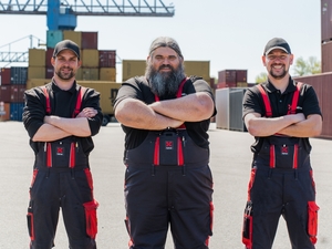 Servicetechniker der Kalmar Germany GmbH / Die Verwendung dieses Bildes für redaktionelle Zwecke ist unter Beachtung aller mitgeteilten Nutzungsbedingungen zulässig und dann auch honorarfrei. Veröffentlichung ausschließlich mit Bildrechte-Hinweis. // Weiterer Text über ots und www.presseportal.de/nr/171615 / Die Verwendung dieses Bildes für redaktionelle Zwecke ist unter Beachtung aller mitgeteilten Nutzungsbedingungen zulässig und dann auch honorarfrei. Veröffentlichung ausschließlich mit Bildrechte-Hinweis.