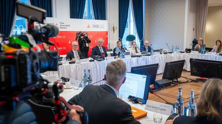 Die Innenministerkonferenz berät unter anderem über Sicherheit in Fußball-Stadien.