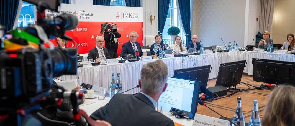 Die Innenministerkonferenz berät unter anderem über Sicherheit in Fußball-Stadien.