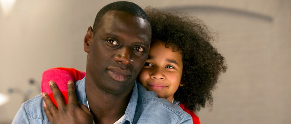 ONE PLÖTZLICH PAPA, "Demain Tout Commence", am Samstag (06.12.25) um 20:15 Uhr. Durch Gloria (Gloria Colston) ändert Samuel (Omar Sy) sein Leben. © ARD Degeto/Tobis, honorarfrei - Verwendung gemäß der AGB im engen inhaltlichen, redaktionellen Zusammenhang mit genannter Sendung bei Nennung "Bild: ARD Degeto/Tobis" (S2+). WDR Kommunikation/Redaktion Bild, Köln, Tel: 0221/220 -7132 oder -7133, Fax: -777132, bildkommunikation@wdr.de