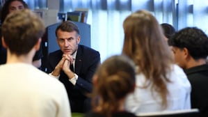 Emmanuel Macron diskutiert im November mit Schülern in Rochefort die Rolle sozialer Medien.