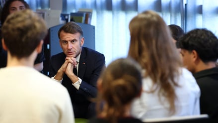 Emmanuel Macron diskutiert im November mit Schülern in Rochefort die Rolle sozialer Medien.