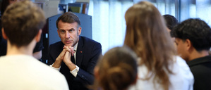 Emmanuel Macron diskutiert im November mit Schülern in Rochefort die Rolle sozialer Medien.