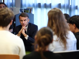 Emmanuel Macron diskutiert im November mit Schülern in Rochefort die Rolle sozialer Medien.