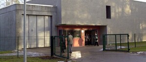 Außenansicht des Eingangsbereichs der Forensischen Klinik an der Landesklinik Brandenburg.