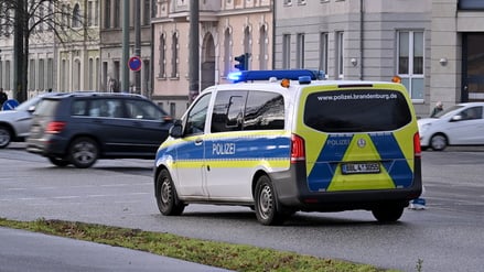 Potsdamer begeht Fahrerflucht in Reesdorf.