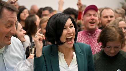 Potsdam, 12.10.2025, Lokales,
Sascha Krämer, Sascha Kraemer, Noosha Aubel, Stichwahl der Oberbürgermeister-Wahl, Oberbuergermeister-Wahl, Noosha Aubel, Wahlparty im Haus der Frauen,
Foto: Ottmar Winter / PNN