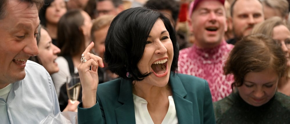 Potsdam, 12.10.2025, Lokales,
Sascha Krämer, Sascha Kraemer, Noosha Aubel, Stichwahl der Oberbürgermeister-Wahl, Oberbuergermeister-Wahl, Noosha Aubel, Wahlparty im Haus der Frauen,
Foto: Ottmar Winter / PNN