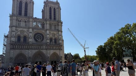 Seit ihrer Wiedereröffnung strömen mehr Menschen denn je in die Pariser Kathedrale. (Archivbild)