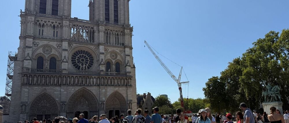 Seit ihrer Wiedereröffnung strömen mehr Menschen denn je in die Pariser Kathedrale. (Archivbild)