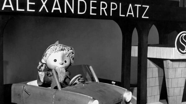 Das Sandmännchen im Trabant an der S-Bahn-Unterführung Berlin-Alexanderplatz im Jahr 1964.