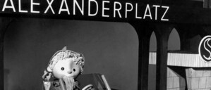 Das Sandmännchen im Trabant an der S-Bahn-Unterführung Berlin-Alexanderplatz im Jahr 1964. 