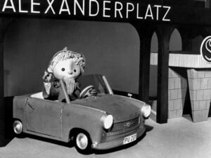 Das Sandmännchen im Trabant an der S-Bahn-Unterführung Berlin-Alexanderplatz im Jahr 1964.