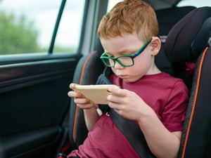 Manchmal bekommt das Gehirn die Autobewegung und die Ruhe im Auto nicht unter einen Hut. (Symbolbild)