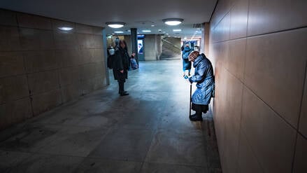 Bettlerin am Alexanderplatz.