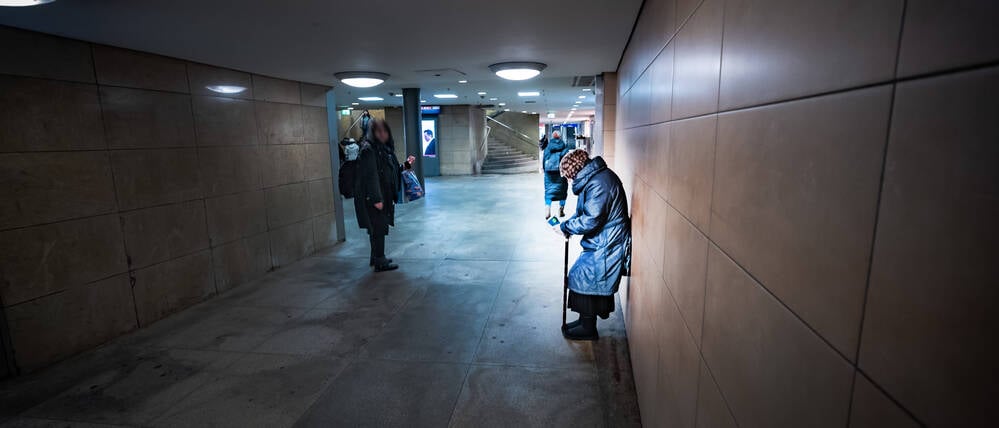 Bettlerin am Alexanderplatz.