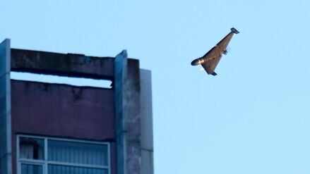 Eine russische Drohne greift ein Gebäude während eines massiven russischen Raketen- und Drohnenangriffs in Kiew an.