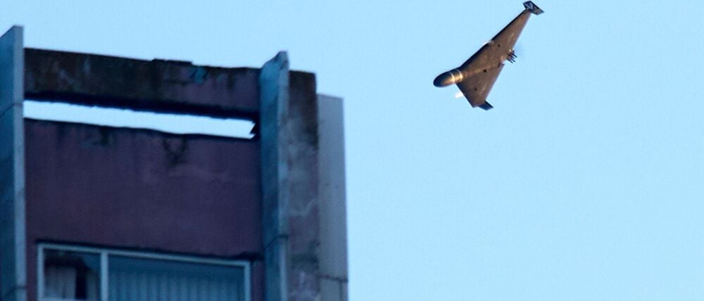Eine russische Drohne greift ein Gebäude während eines massiven russischen Raketen- und Drohnenangriffs in Kiew an.