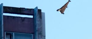 Eine russische Drohne greift ein Gebäude während eines massiven russischen Raketen- und Drohnenangriffs in Kiew an.