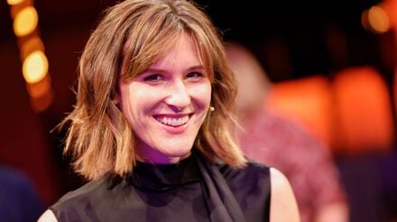 Die ARD-Auslandskorrespondentin Sophie von der Tann steht bei einem Fototermin vor der Verleihung des Hanns-Joachim-Friedrichs-Preises 2025 auf der Bühne im Funkhaus. 