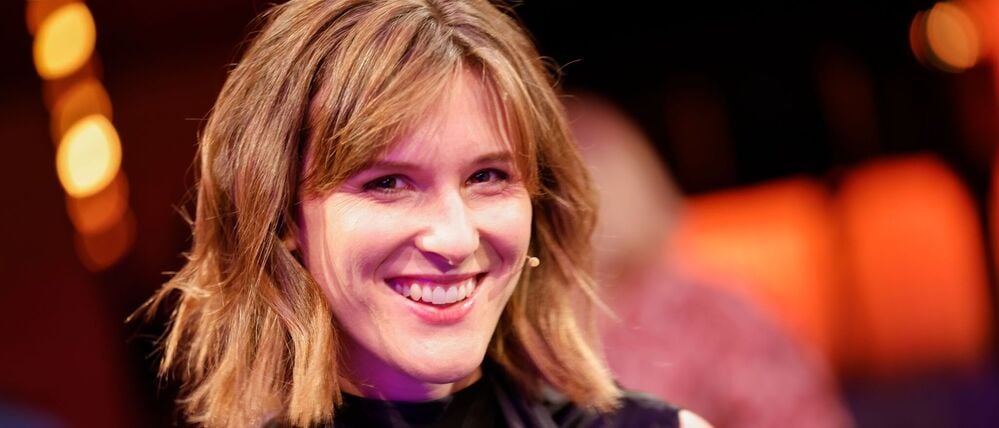 Die ARD-Auslandskorrespondentin Sophie von der Tann steht bei einem Fototermin vor der Verleihung des Hanns-Joachim-Friedrichs-Preises 2025 auf der Bühne im Funkhaus.