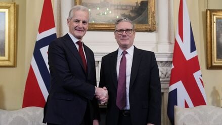 Der britische Premierminister Keir Starmer (r) empfängt den norwegischen Ministerpräsident Jonas Gahr Store in der Downing Street.