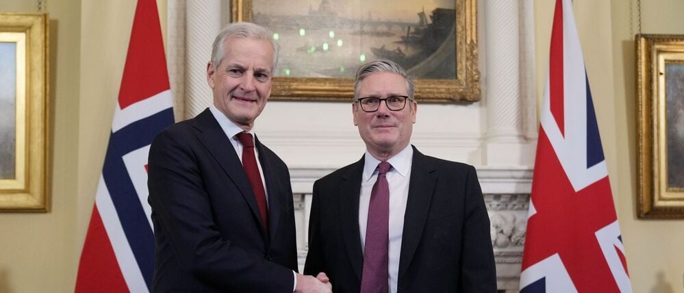 Der britische Premierminister Keir Starmer (r) empfängt den norwegischen Ministerpräsident Jonas Gahr Store in der Downing Street.