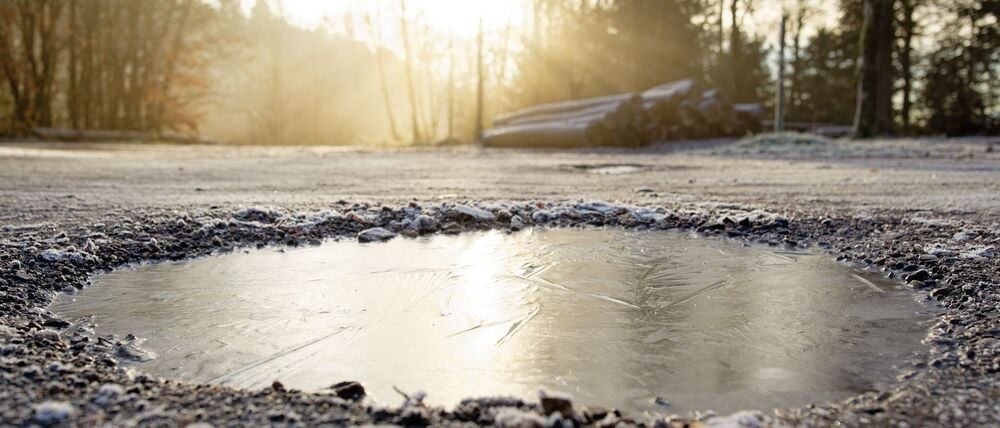 Auf den Straßen kann es wieder glatt werden (Archivbild). 