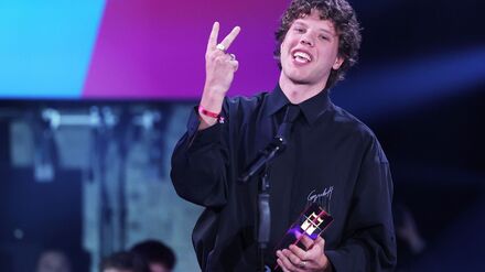 Er glaubt es selbst kaum: Sänger Zartmann hat gleich zwei Kronen gewonnen.