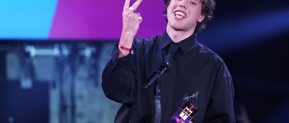 Er glaubt es selbst kaum: Sänger Zartmann hat gleich zwei Kronen gewonnen. 