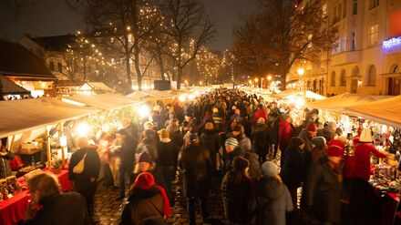 Große Karussells gibt es auf dem Alt-Rixdorfer Weihnachtsmarkt nicht. (Archivbild)